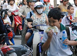 Một mình phải chở 3 con đi học nhưng lại chỉ có 1 xe máy, người mẹ đã nghĩ ra cách cực kỳ "bá đạo" và gây không ít tranh cãi