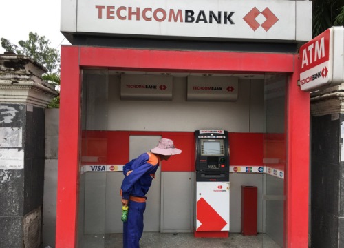 TP.HCM: Bị cây ATM nuốt thẻ, thanh niên bực tức dùng búa đập phá