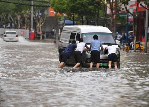 Trung Quốc: Đoạn video mưa lũ tràn từ cửa sổ tầng 3 của căn nhà tựa như thác nước hùng vĩ gây chú ý MXH