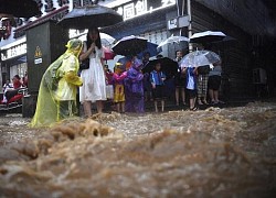 Trung Quốc: Mưa lớn nhiều ngày khiến ngôi nhà 2 tầng sụp đổ và bị cuốn trôi, chủ nhà đi vắng may mắn không có thương vong