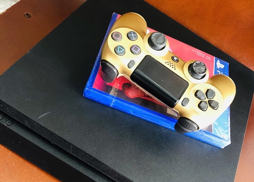 Vì sao chiếc PS4 trong rất bình thường này lại có giá hơn 400 triệu đồng?