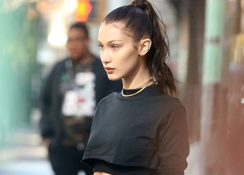 Bella Hadid mặc áo ôm sát vòng một lạ mắt xuống phố