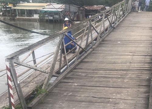 Đang thong dong đi trên cầu, 2 người phụ nữ bất ngờ bị hố tử thần 'nuốt chửng'