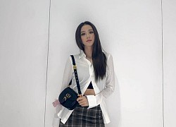 Jisoo BlackPink đổi style gái hư khi bung nút áo sơ mi hững hờ