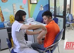 Nâng cao nhận thức tiêm vaccine phòng bệnh cho người lớn