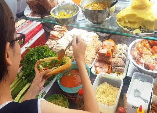 Ông bố "lật lọng" của năm: Mua bánh mì cho cả nhà lại nói mình con gái ăn 3 cái, nhưng loạt tình tiết bêu xấu phía sau mới khiến khổ chủ khóc ròng