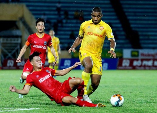 Tranh cãi về việc có hủy V-League hay không