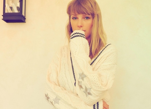 Vì sao Taylor Swift mặc cardigan giữa mùa hè?