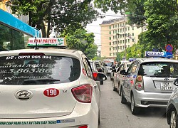 Xe taxi "hoành hành" trước cổng bệnh viện