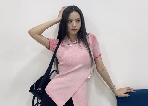 Jisoo lăng xê áo polo đơn giản nhưng diện lên cực hay ho, chị em nên vào học để cải tổ lại style