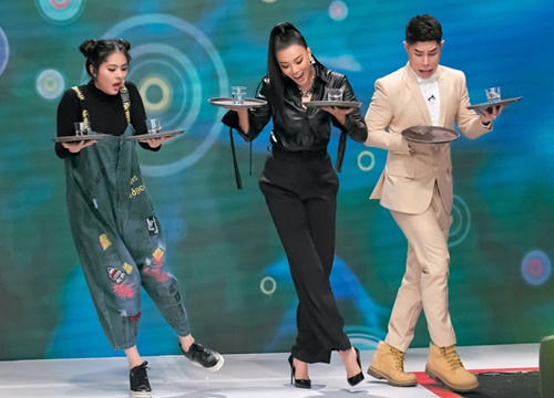 Vừa bê khay nước vừa catwalk, Vân Trang "ngã sấp mặt" trên sân khấu