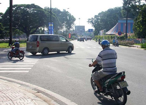 CLIP: Xin sang đường bị ô tô kèm sát, người đàn ông xuống dọa "đấm chết" tài xế