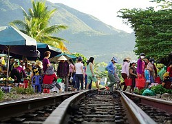 Họp chợ sát đường ray, tàu hú còi cách vài chục mét mới nháo nhào chạy