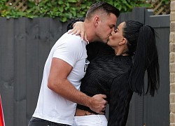 Katie Price hôn bạn trai kém 11 tuổi trên phố