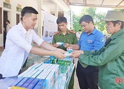 Khám, cấp thuốc miễn phí cho người dân bản Rào Tre