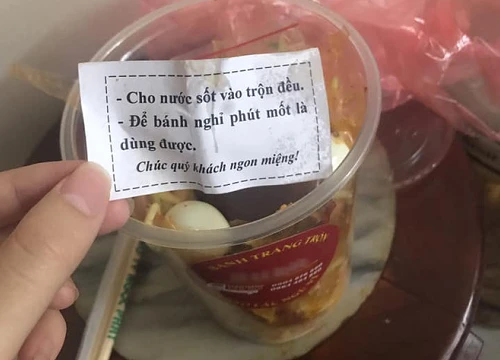 Mua hộp bánh tráng trộn về nhà, cô gái bất ngờ với dòng nhắn gửi cực dễ thương bên trong: Nhớ cho bánh "nghỉ phút mốt" trước khi ăn!