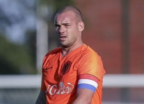 Muốn nối gót Robben, Sneijder trở thành trò cười