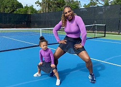 Serena và con gái mặc đồ đôi chơi tennis