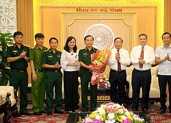 Thường trực Tỉnh ủy Hà Tĩnh tặng hoa chúc mừng Thiếu tướng Trần Văn Sơn