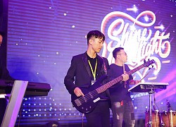 Nam sinh trường kinh doanh "cháy" hết mình với nhạc Rock