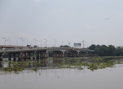 Bỏ lại dép trên cầu, thanh niên lao xuống sông Sài Gòn tự tử