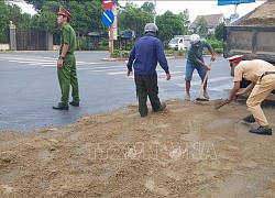 Cảnh sát giao thông 'ghi điểm' khi thu dọn dầu điều đổ ra đường