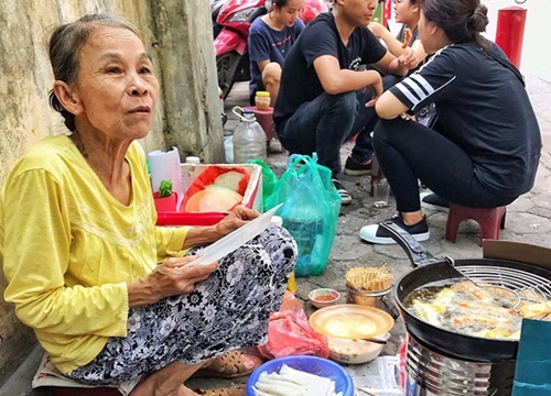 Không quán, không bàn, không bát đũa nhưng hàng nem chua rán bà cụ vẫn gắn liền với bao thế hệ người Hà Nội gần 2 thập kỷ nay