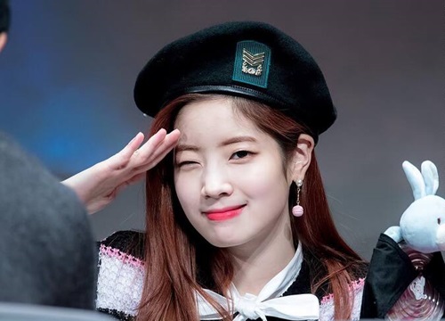 Cứ ngỡ Jisoo đã là đỉnh cao nhan sắc, nào ngờ Twice cũng có 1 mỹ nhân chinh phục thành công kiểu mũ kén mặt này