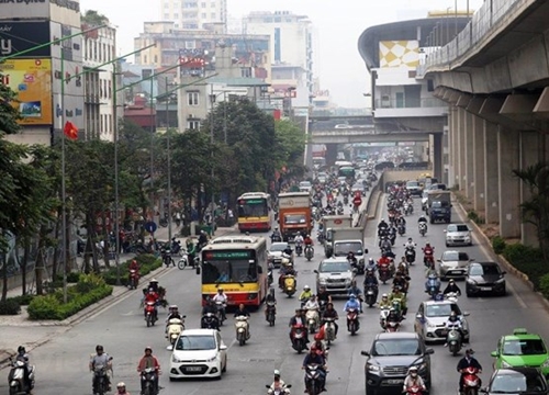 Hà Nội: Đơn vị vận tải xe buýt 'dọa' tạm ngừng 'cõng' khách