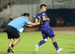 Hài hước vòng 8 V.League 2020: Cầu thủ lao vào sân đòi &#8220;ăn thua đủ&#8221;, làm khổ ban huấn luyện