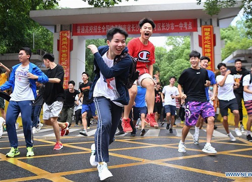 Học sinh Trung Quốc vỡ òa lao ra khỏi cổng trường sau khi hoàn thành môn cuối cùng của kỳ thi đại học khắc nghiệt nhất thế giới