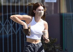 Kendall Jenner diện tank top gợi cảm đi uống cà phê cùng bạn bè