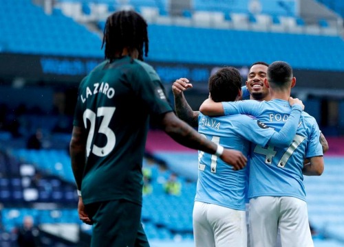 Man City trút giận, nã 5 "trái bom" vào lưới Newcastle