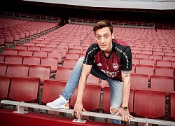 Ozil ngồi không nhận lương khủng, Arsenal bó tay