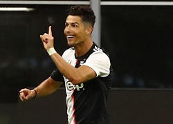 Ronaldo cười tươi trong trận Ibra chọc thủng lưới Juventus