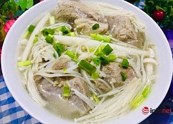 Tối nay ăn gì: Canh sườn chua nấu nấm thanh mát giải nhiệt