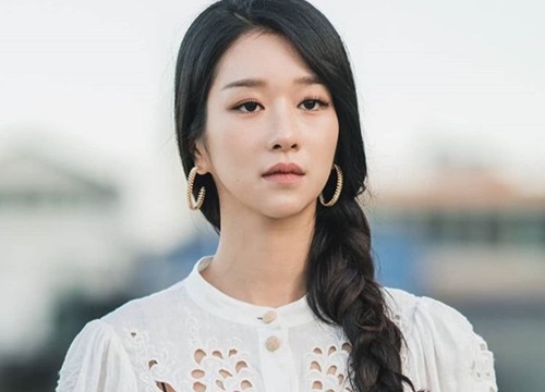 Từ tóc búi sang chảnh đến tóc tết ngọt ngào, không gì làm khó nổi "nàng phù thủy" Seo Ye Ji trong "điên thì có sao"