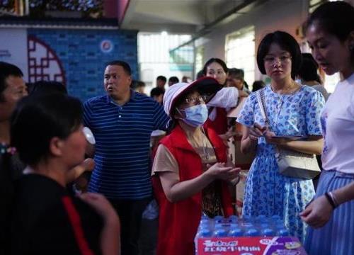 Ảnh: Cuộc sống của người dân chạy lũ ở Trung Quốc