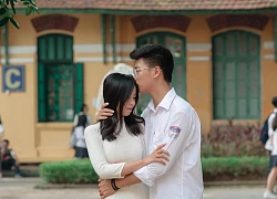 Bức ảnh "bạn có tình yêu, tôi có giấy khen" siêu cà khịa, điều đáng nói ai cũng phải liên tưởng đến một trường hợp đối nghịch khác