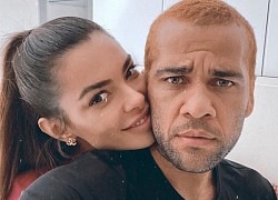 Dani Alves tình cảm bên cô vợ siêu mẫu