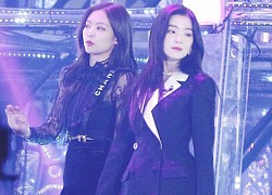 Jennie bỏ dở hát encore để chạy ra ôm Irene khoe tình chị em thắm thiết, "thuyền" BLACKVELVET lại 1 lần nữa "ra khơi"!