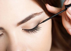 Kẻ mắt "1 phát ăn ngay" chỉ với 1 chiếc thìa, "gà" make up thế nào cũng làm được