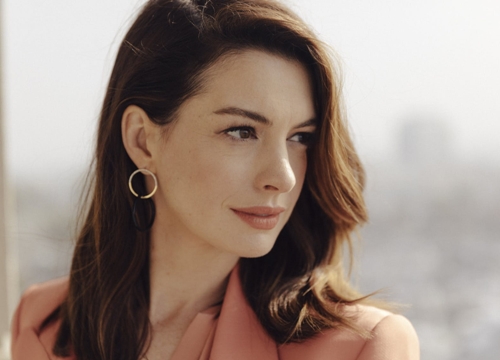 Mỹ nhân khét tiếng Anne Hathaway "lột xác" thành phù thuỷ tạo hình cực kinh dị