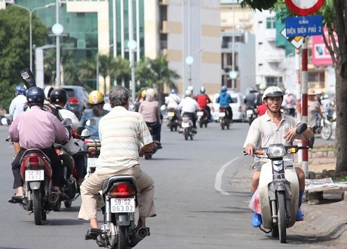 Người đàn ông đi ngược chiều, chặn đầu ô tô rồi hút thuốc, tài xế không đôi co mà có hành xử thông minh