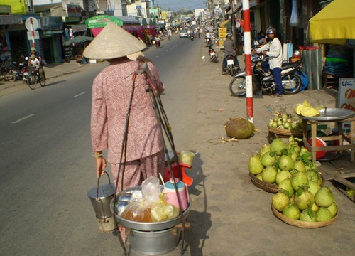 Ra giá 2 triệu mới cho quay, chủ quán chè vỉa hè bị dân tình lên án: 'Biết làm tiền quá'