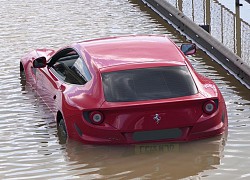 Siêu xe Ferrari FF nằm lại ở vùng nước ngập tại London