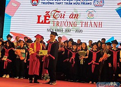 Thầy chủ nhiệm dặn học sinh: "Các em hãy là người bình thường tử tế"