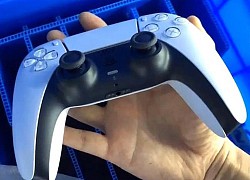 Trên tay DualSense mới của PS5, với kích thước lớn hơn nhiều DualShock 4