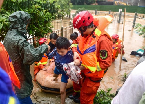 TQ: Vỡ 14 đê ở Giang Tây, hơn 2 vạn người mắc kẹt, làng trở thành hồ nước