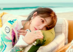 Fan thắc mắc sao Eunji (Apink) lại mặc áo len giữa... bãi biển thế này?